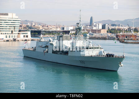 La frégate de la Marine royale du Canada, le NCSM Ville de Québec de quitter le port de Barcelone. Banque D'Images