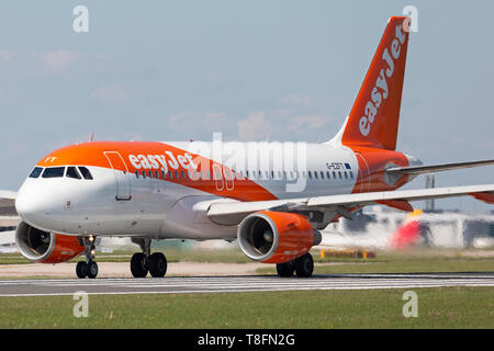 Un Airbus A319 G-EZFT easyJet à l'aéroport de Manchester, en Angleterre. Banque D'Images