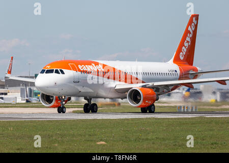 Easyjet avion Airbus A320-200, immatriculé G-EZPE, la préparation pour le décollage de l'aéroport de Manchester, Angleterre. Banque D'Images