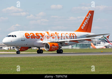 Easyjet Airbus A319-100 aircraft, inscription G-EZAS, la préparation pour le décollage de l'aéroport de Manchester, Angleterre. Banque D'Images