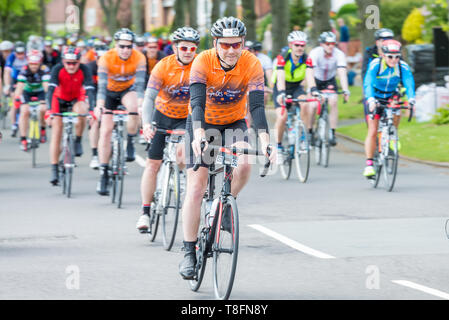 Cavaliers dans la Birmingham Velo 100 mile randonnée, balade dans le quartier verdoyant de la banlieue de Birmingham Harborne vers la ligne d'arrivée Banque D'Images