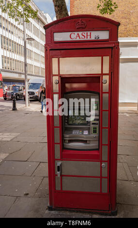 Cash Machine en public phone box Banque D'Images