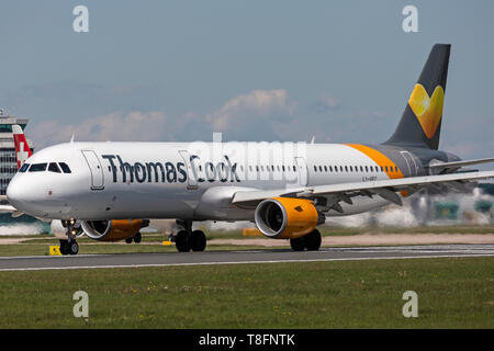 Thomas Cook Airbus A321-200, immatriculé LY-CVE, la préparation pour le décollage de l'aéroport de Manchester, Angleterre. Banque D'Images