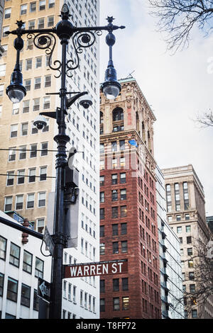 Warren Street signe sur un lampadaire à partir de Manhattan à New York City Banque D'Images