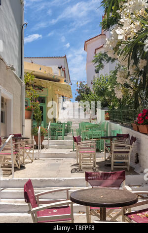 Les cafés en plein air agréable à Chora town sur l'île Andros, Cyclades Banque D'Images