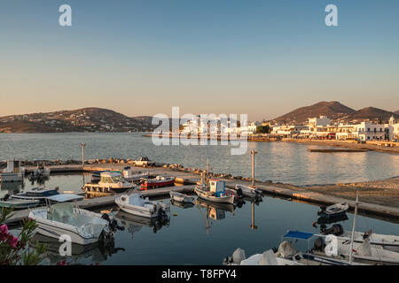 La ville de Parikia au coucher du soleil sur l'île de Paros, Grèce Banque D'Images