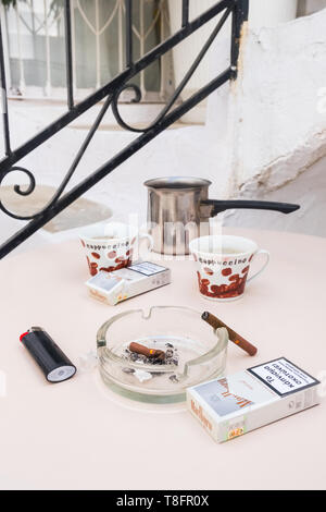 Still Life photo avec un café grec et de cigarettes sur la table en Grèce Banque D'Images