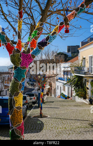 Arbres décorés avec crochet dans le cadre des festivités de Noël dans la ville fortifiée de Mértola, au sud-est de la région de l'Alentejo, Portugal. Banque D'Images