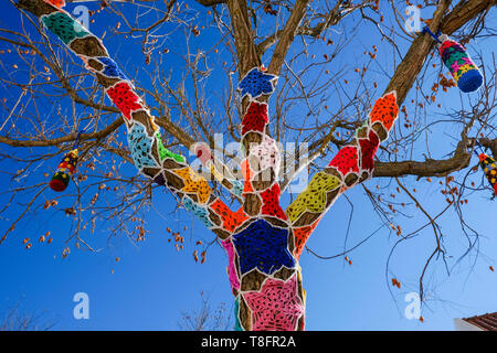 Arbres décorés avec crochet dans le cadre des festivités de Noël dans la ville fortifiée de Mértola, au sud-est de la région de l'Alentejo, Portugal. Banque D'Images