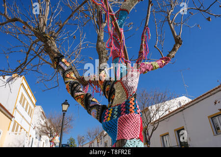 Arbres décorés avec crochet dans le cadre des festivités de Noël dans la ville fortifiée de Mértola, au sud-est de la région de l'Alentejo, Portugal. Banque D'Images