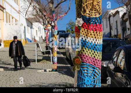 Arbres décorés avec crochet dans le cadre des festivités de Noël dans la ville fortifiée de Mértola, au sud-est de la région de l'Alentejo, Portugal. Banque D'Images