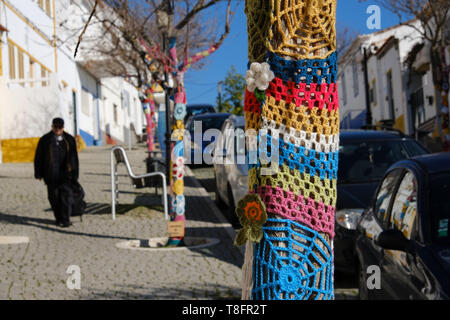 Arbres décorés avec crochet dans le cadre des festivités de Noël dans la ville fortifiée de Mértola, au sud-est de la région de l'Alentejo, Portugal. Banque D'Images