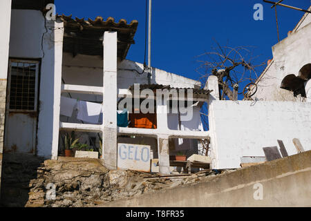 Vue de la promenade Riverside, ville fortifiée de Mértola, dans le sud-est de la région de l'Alentejo, Portugal. Mértola est dans le Parque Natural do Vale do Guadiana. Banque D'Images