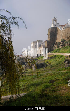 Vue de la promenade Riverside, ville fortifiée de Mértola, dans le sud-est de la région de l'Alentejo, Portugal. Mértola est dans le Parque Natural do Vale do Guadiana. Banque D'Images