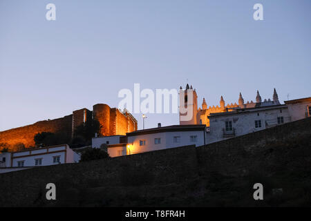 Vue de la promenade Riverside, ville fortifiée de Mértola, dans le sud-est de la région de l'Alentejo, Portugal. Mértola est dans le Parque Natural do Vale do Guadiana. Banque D'Images