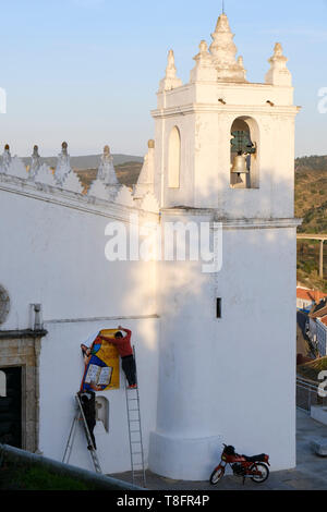 Vue de l'église dans la ville close de Mértola, dans le sud-est de la région de l'Alentejo, Portugal. Mértola est dans le Parque Natural do Vale do Guadiana. Banque D'Images