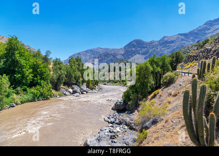 Le Chili, cajón del Maipo. Le fleuve Maipo près d'El Ingenio, Maipo Canyon, les montagnes des Andes, Chili, Amérique du Sud Banque D'Images