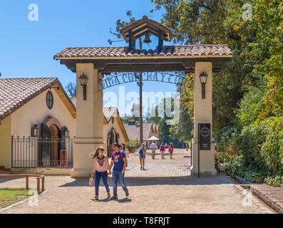 Chili vignoble. Les touristes à l'entrée de la Concha y Toro Winery (Viña Concha y Toro), Pirque, vallée du Maipo, Santiago, Chili, Amérique du Sud Banque D'Images