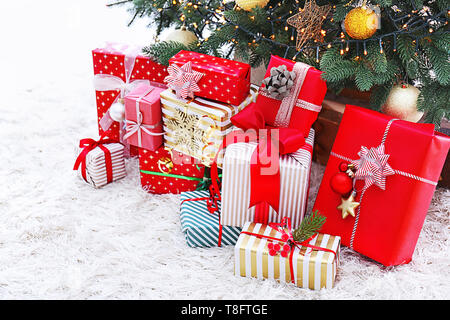 De nombreux cadeaux de Noël sur plancher sous sapin Banque D'Images