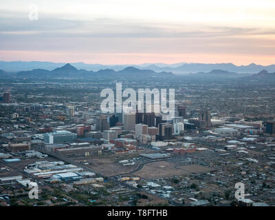 Vue sur le centre-ville de Phoenix dans l'air pendant le lever du soleil Banque D'Images