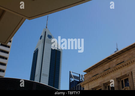 Perth, Australie occidentale, Australie -24/01/2013 : voir l'emblématique ville de Perth Ouest à partir de la Banque de construction General Post Office 3 Forrest Place. Banque D'Images