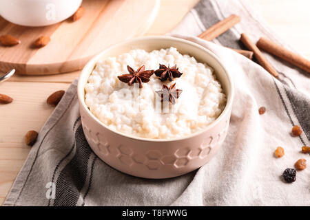 Délicieux riz au lait à l'anis étoile dans un bol sur la table Banque D'Images