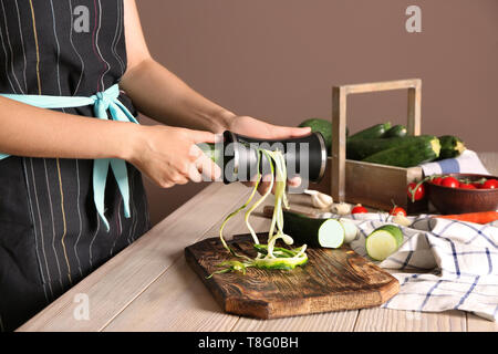 Femme faisant spaghetti de courgettes Banque D'Images