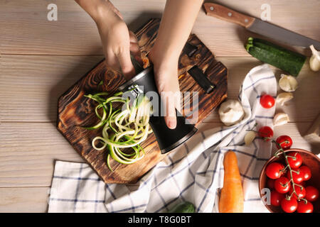 Femme faisant spaghetti de courgettes Banque D'Images