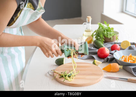 Femme faisant spaghetti de courgettes Banque D'Images