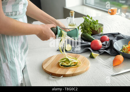 Femme faisant spaghetti de courgettes Banque D'Images