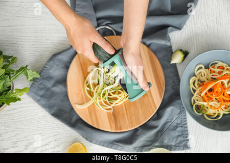 Femme faisant spaghetti de courgettes Banque D'Images