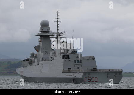 Son Carlo Bergamini (F590), une frégate de classe Bergamimi exploités par la marine italienne, passant Gourock pendant l'exercice 2019 Bouclier formidable. Banque D'Images