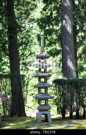 Une pagode statue jardin japonais de Portland de Portland, Oregon, USA. Banque D'Images