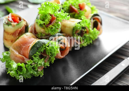 Rouleaux au jambon courgettes savoureuses sur la plaque Banque D'Images