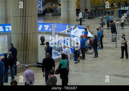 Les Israéliens se tient immobile comme une sirène retentit 2 minutes à travers Israël marquant la Journée du souvenir de l'holocauste commémorant les six millions de Juifs qui périssent Banque D'Images