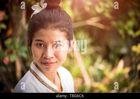 Happy young asian woman holding orchid avec un sourire heureux dans la région de Neuhausen. Banque D'Images