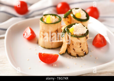 Rouleaux de courgettes savoureuses avec du fromage sur la plaque Banque D'Images