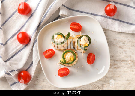 Rouleaux de courgettes savoureuses avec du fromage sur la plaque Banque D'Images