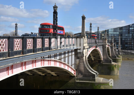 London bus rouge traversée de Lambeth Bridge, Westminster, Londres. UK Banque D'Images