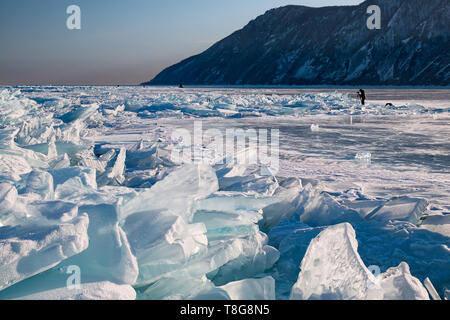 Baikal transparent toros couverte de givre against a blue sky Banque D'Images