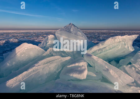 Baikal transparent toros couverte de givre against a blue sky Banque D'Images