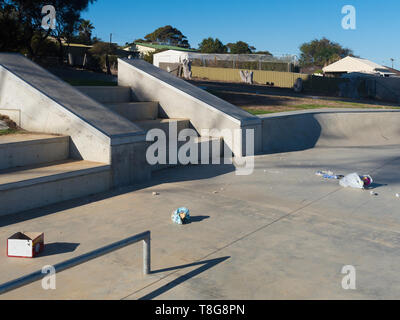 Les ordures et les roches immergées dans la jeunesse de Kingscote et Skate Park dans Soldiers Memorial Park sur Kangaroo Island, Australie. Banque D'Images