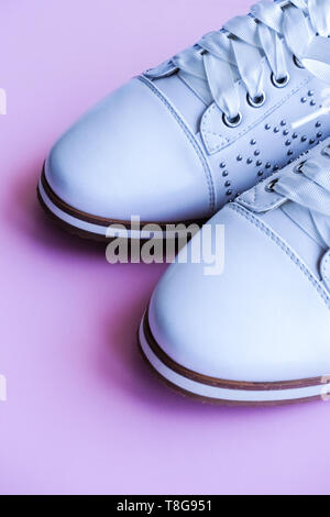 La mode féminine, chaussures design décontracté sur fond rose isolated.chaussures en cuir blanc.fashion bottes en cuir pour l'automne, printemps, hiver européen Banque D'Images