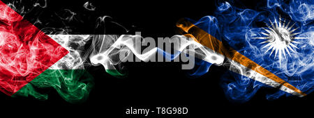 Îles Marshall vs Palestine smoky mystic drapeaux placés côte à côte. Soyeux de couleur épais fume pavillon de Palestiniens et des Îles Marshall. Banque D'Images