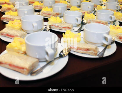 La tasse de café vide définit avec la boulangerie pour briser le temps de réunion Banque D'Images