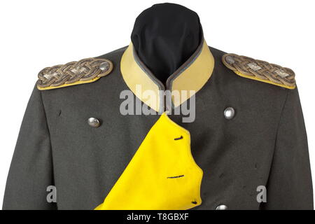 Le Prince Alphonse de Bavière (1862 - 1933) - un modèle uniforme gris 1916 comme général de la cavalerie du 1er régiment de cavalerie lourde bavarois Le visor cap, fine laine gris-champ jaune citron avec sangles décoratives et passepoil sur le couvercle. Deux cocardes, doublure interne gris fabriqué à partir de la soie avec algorithme et la couronne du roi de Bavière, bandeau de cuir brun. Le chiffon de champ-gris surcoat comme avant, deux rangées de boutons, jaune citron brassards et tuyauterie. polonais Les boutons faits de nickel, le collier avec l'attribut bavarois borde, Additional-Rights Clearance-Info-Not-Available- Banque D'Images