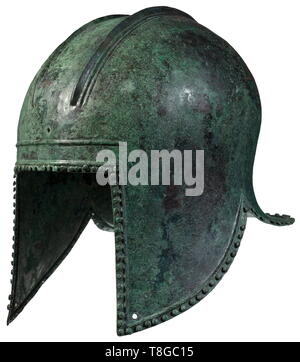 Un casque d'Illyrian, 6e siècle avant J.-C. Bronze avec patine vert vif. Élevée, dépassant légèrement le crâne avec décalage, porte-plume striée doublement et les trous pour la fixation à l'avant ainsi que de l'autre. Visage rectangulaire ouverture sous un profil renforcé. Tirée vers le bas profondément joue-morceaux et protection du cou incurvé. Frontière profil continu avec rivets décoratifs lenticulaire. Remplacements professionnels et des protections à l'encolure et le front. Hauteur 23,5 cm, poids 1150 g. Provenance : Collection privée, Allemagne du Sud appartenant à la famille depuis environ 19 ans, Additional-Rights Clearance-Info-Not-Available- Banque D'Images