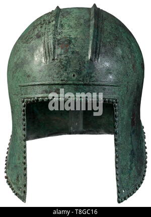 Un casque d'Illyrian, 6e siècle avant J.-C. Bronze avec patine vert vif. Élevée, dépassant légèrement le crâne avec décalage, porte-plume striée doublement et les trous pour la fixation à l'avant ainsi que de l'autre. Visage rectangulaire ouverture sous un profil renforcé. Tirée vers le bas profondément joue-morceaux et protection du cou incurvé. Frontière profil continu avec rivets décoratifs lenticulaire. Remplacements professionnels et des protections à l'encolure et le front. Hauteur 23,5 cm, poids 1150 g. Provenance : Collection privée, Allemagne du Sud appartenant à la famille depuis environ 19 ans, Additional-Rights Clearance-Info-Not-Available- Banque D'Images