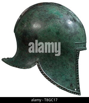 Un casque d'Illyrian, 6e siècle avant J.-C. Bronze avec patine vert vif. Élevée, dépassant légèrement le crâne avec décalage, porte-plume striée doublement et les trous pour la fixation à l'avant ainsi que de l'autre. Visage rectangulaire ouverture sous un profil renforcé. Tirée vers le bas profondément joue-morceaux et protection du cou incurvé. Frontière profil continu avec rivets décoratifs lenticulaire. Remplacements professionnels et des protections à l'encolure et le front. Hauteur 23,5 cm, poids 1150 g. Provenance : Collection privée, Allemagne du Sud appartenant à la famille depuis environ 19 ans, Additional-Rights Clearance-Info-Not-Available- Banque D'Images