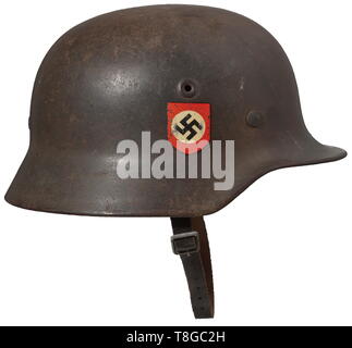 Un casque d'acier M 40 pour les membres de la police militaire en acier peint gris ardoise crâne (décoloré), s'est bord, Incorporated, les deux goujons de ventilation decals jusqu'à 90 %. Complet avec jugulaire cuir et doublure intérieure (avec la taille estampage). Des signes de vieillissement. Historique Historique, rare., 20e siècle, Additional-Rights Clearance-Info-Not-Available- Banque D'Images